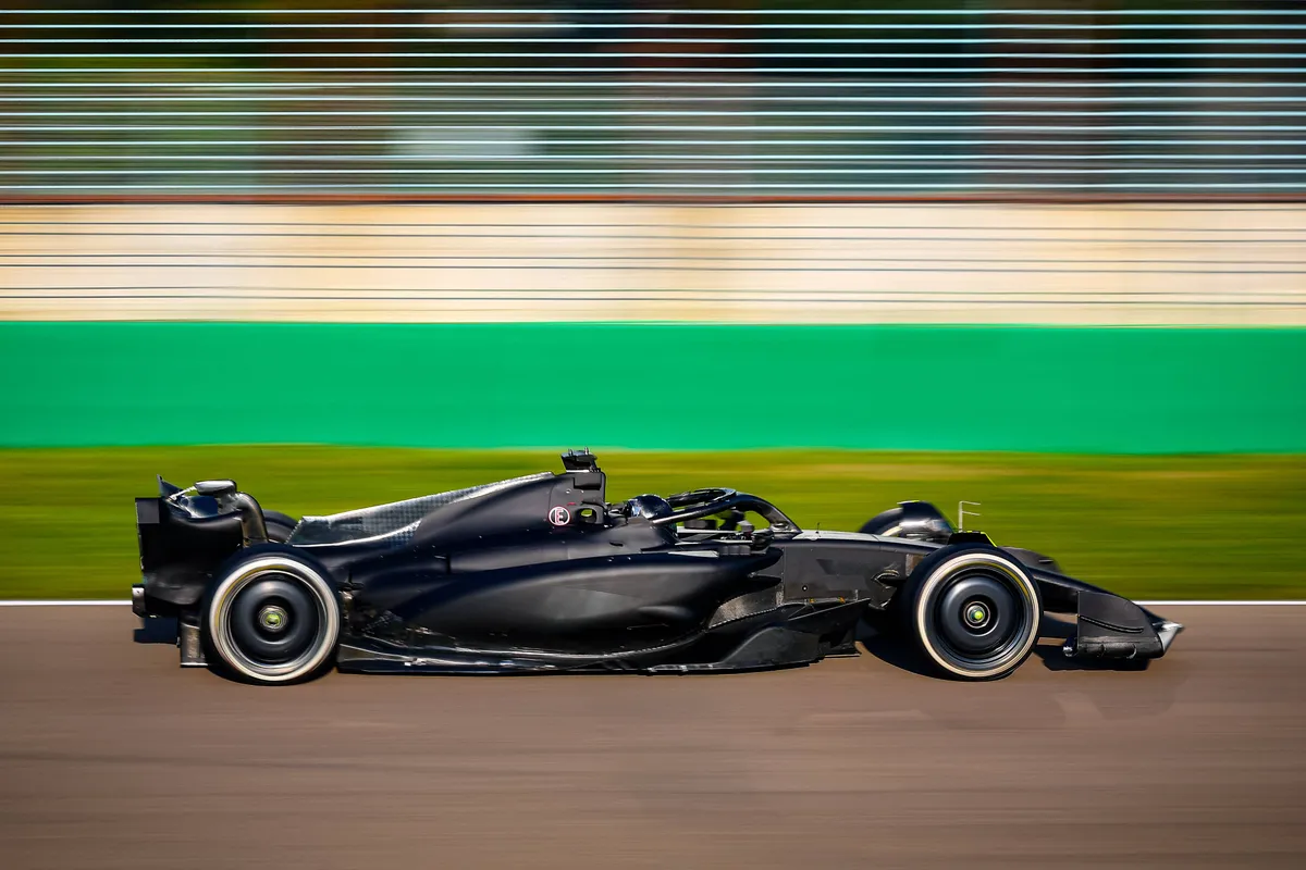 Sergio Pérez met een geleende SF-23 op het circuit van Imola namens Cadillac