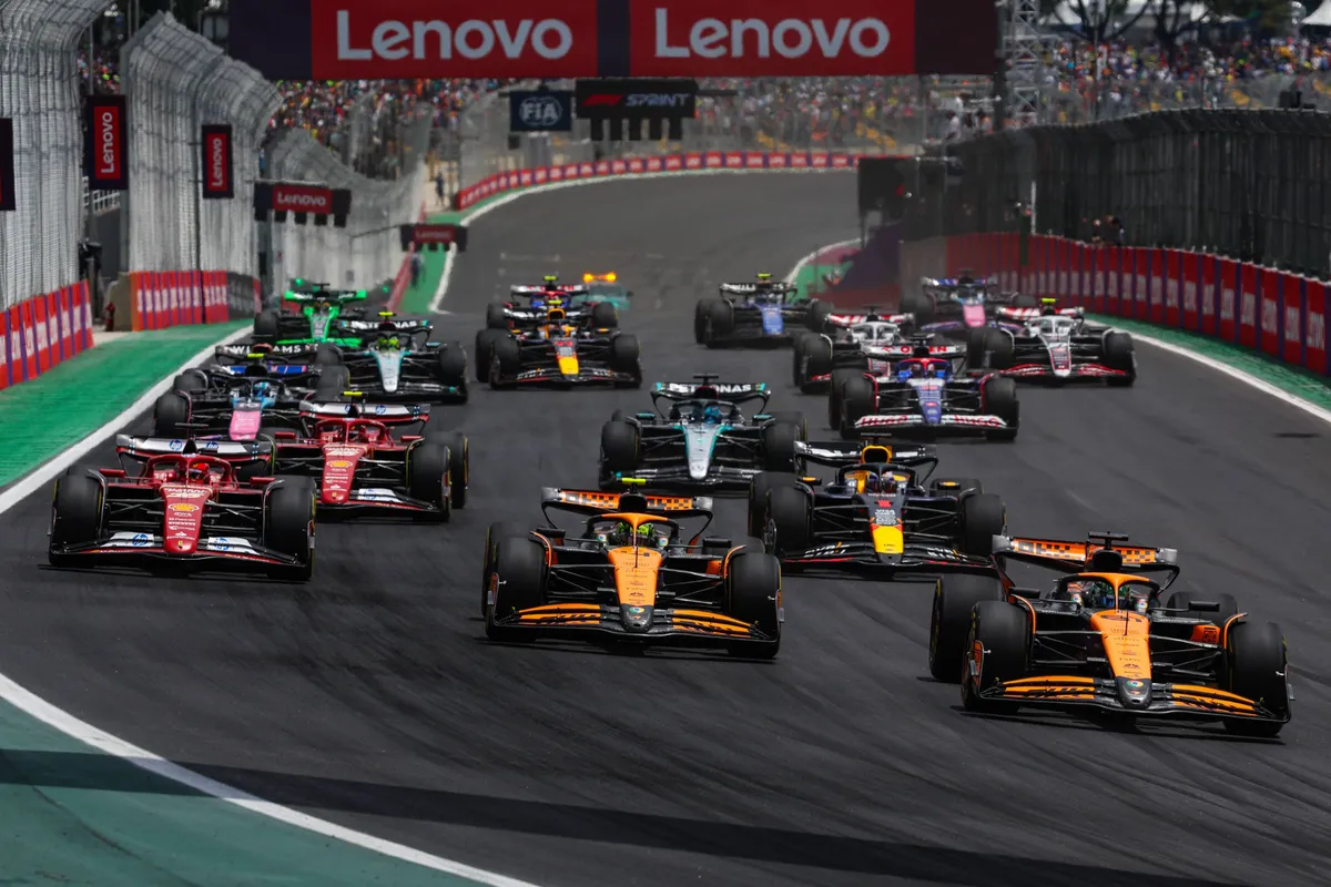 De start van de Sprint tijdens de Grand Prix van Brazilië in 2024