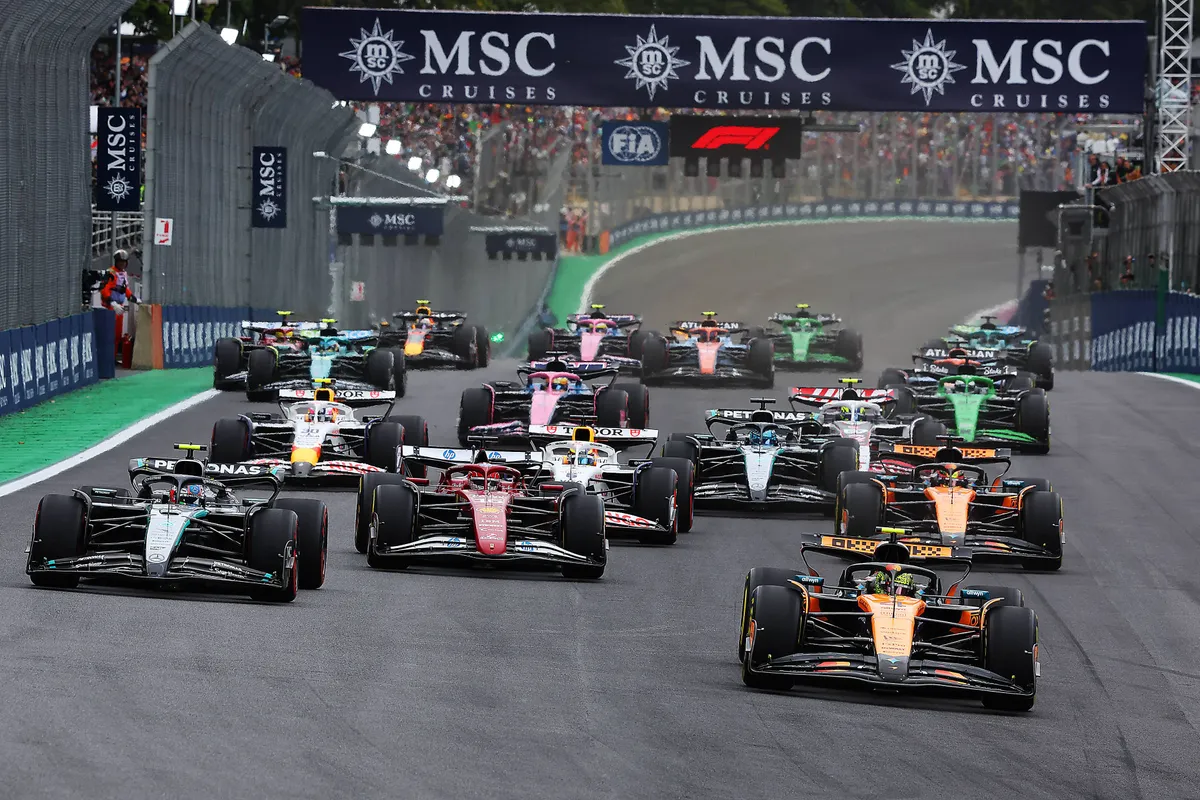 De start van de race in Brazilië, met Lando Norris aan kop van de race en Oscar Piastri op P4