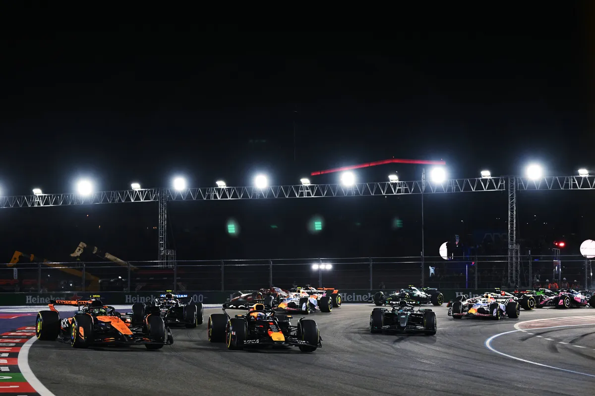 Max Verstappen gaat Lando Norris voorbij tijdens de start in Las Vegas