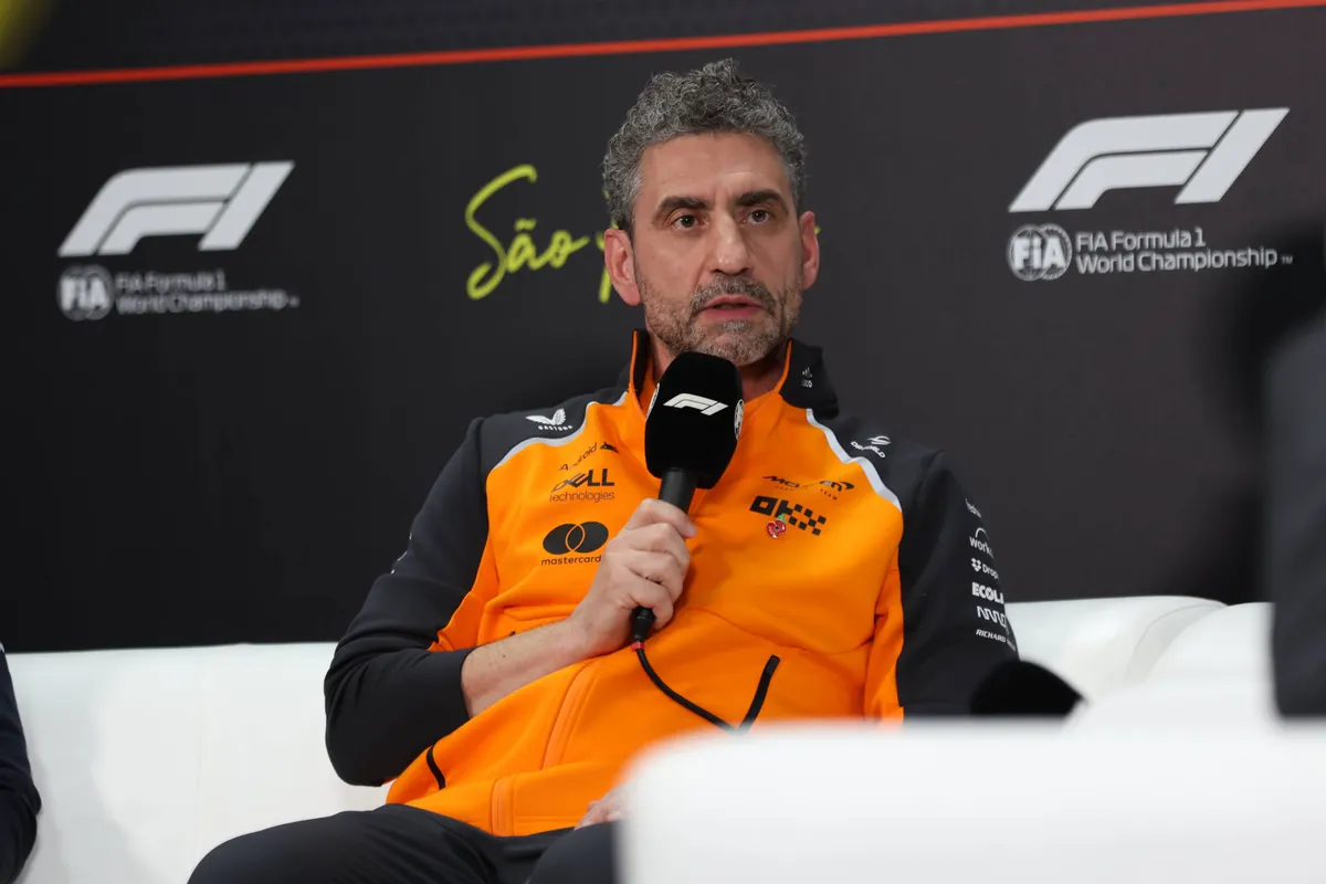 McLaren-teambaas Andrea Stella tijdens de persconferentie voor de Grand Prix van Brazilië in 2025