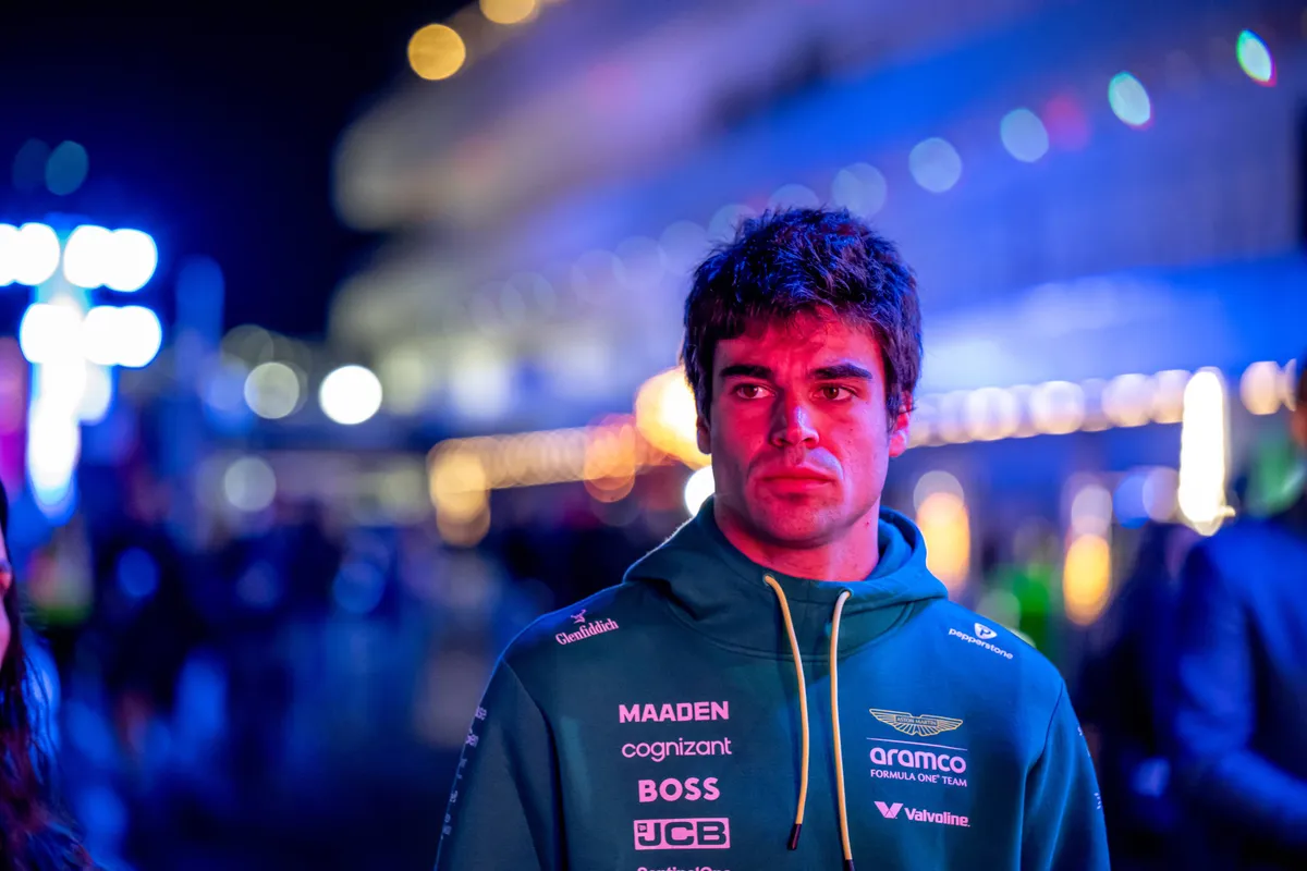 Aston Martin-coureur Lance Stroll in de paddock in Las Vegas