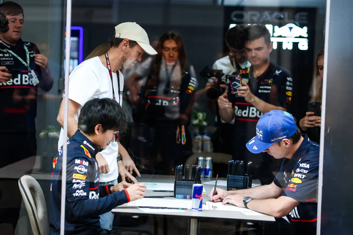 Yuki Tsunoda en Max Verstappen doen mee aan een tekenwedstrijd georganiseerd door Sebastian Vettel
