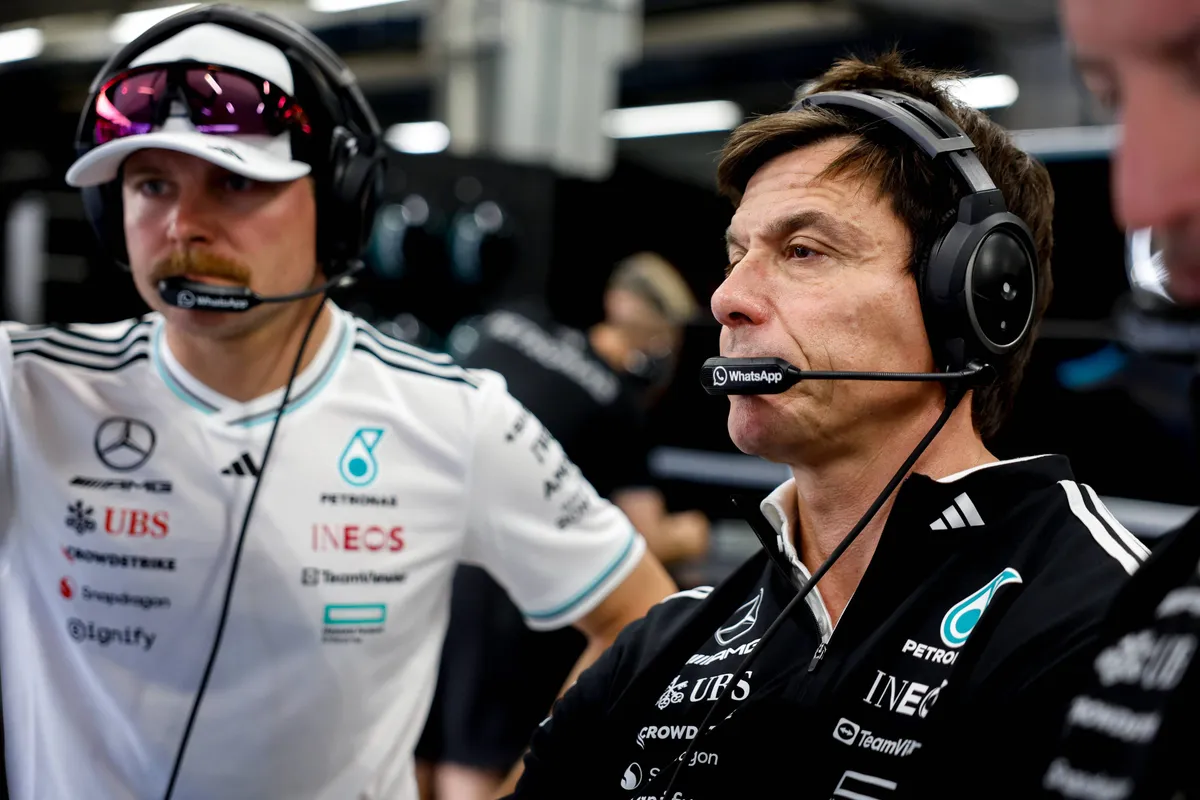 Mercedes-baas Toto Wolff met Valtteri Bottas in de Mercedes-garage