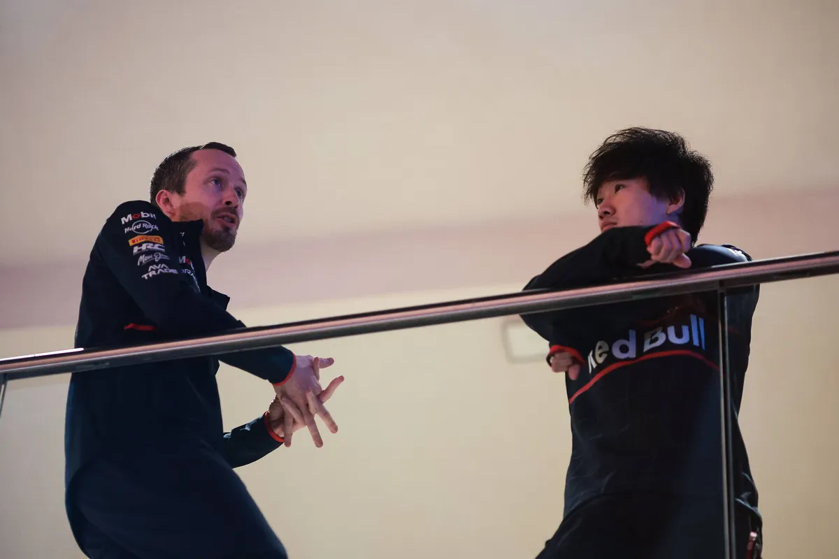 Yuki Tsunoda in gesprek tijdens het raceweekend in Qatar