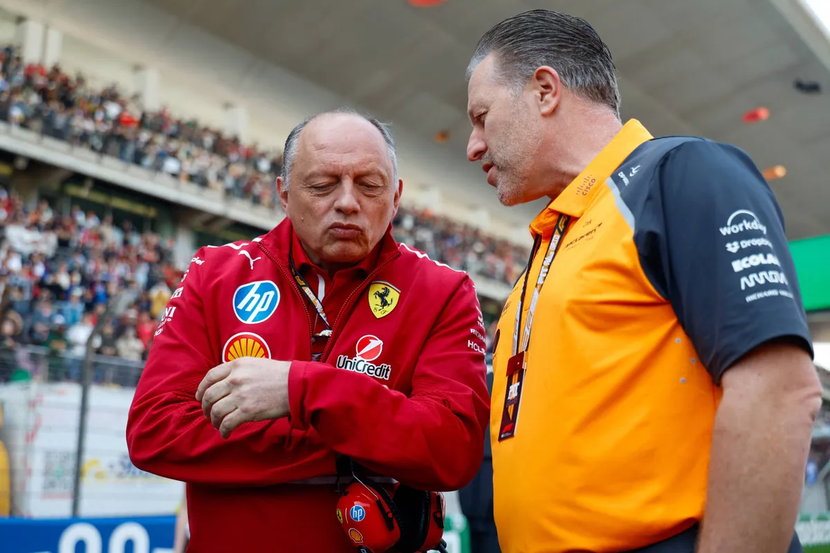zak brown en frederic vasseur tijdens een grand prix-weekend