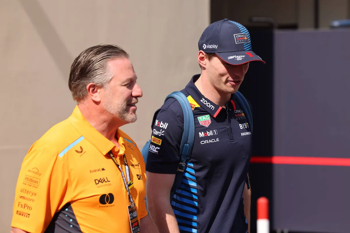 zak brown en max verstappen