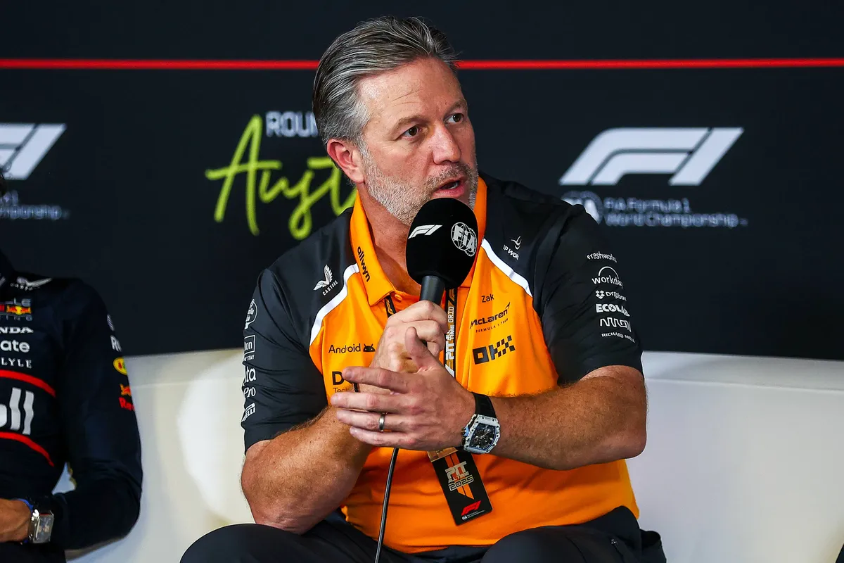McLaren Racing-CEO Zak Brown tijdens de persconferentie voor teambazen in Austin 2025