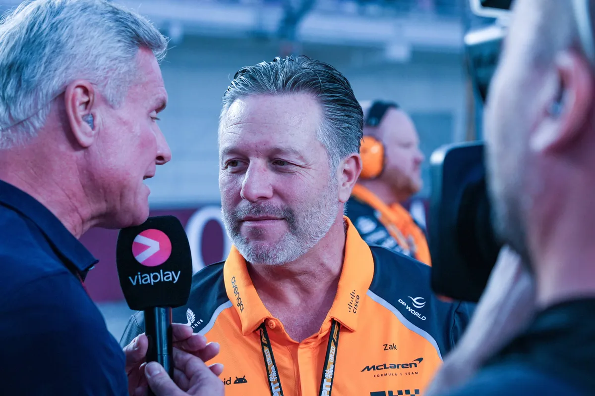 McLaren-baas Zak Brown bij Viaplay in Qatar
