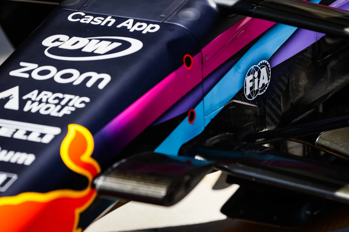 Red Bull auto met FIA logo