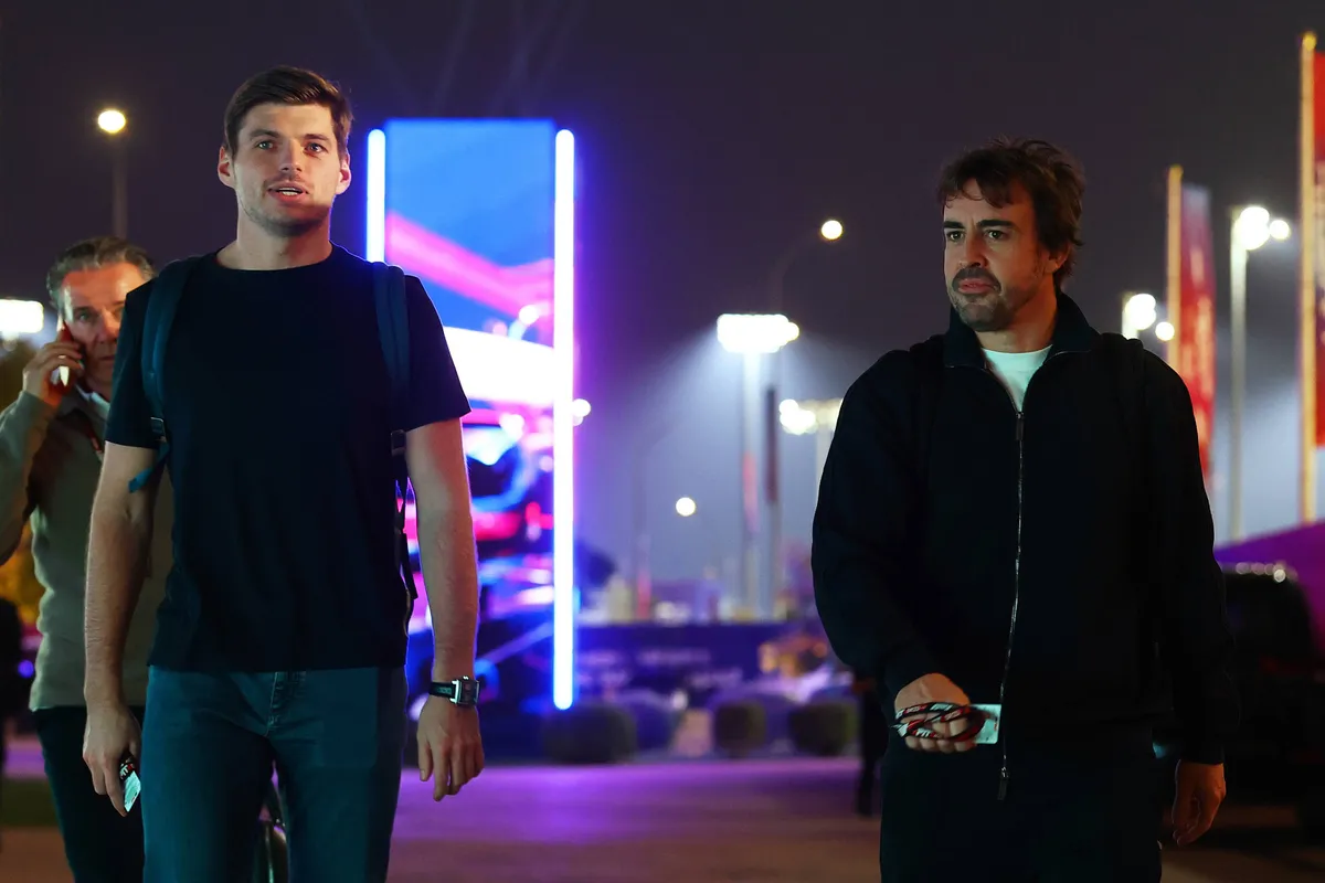 Max Verstappen en Fernando Alonso arriveren samen op het F1-circuit in Qatar