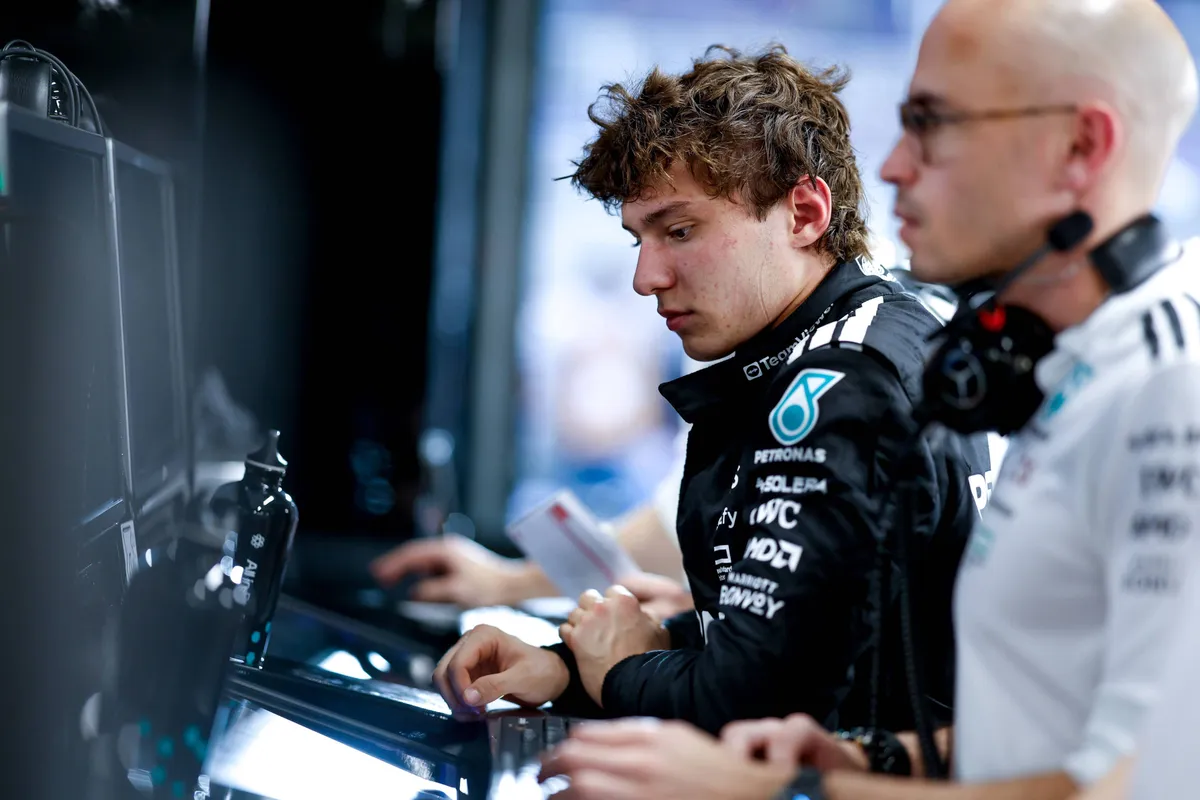 Mercedes-coureur Kimi Antonelli in de garage in Qatar