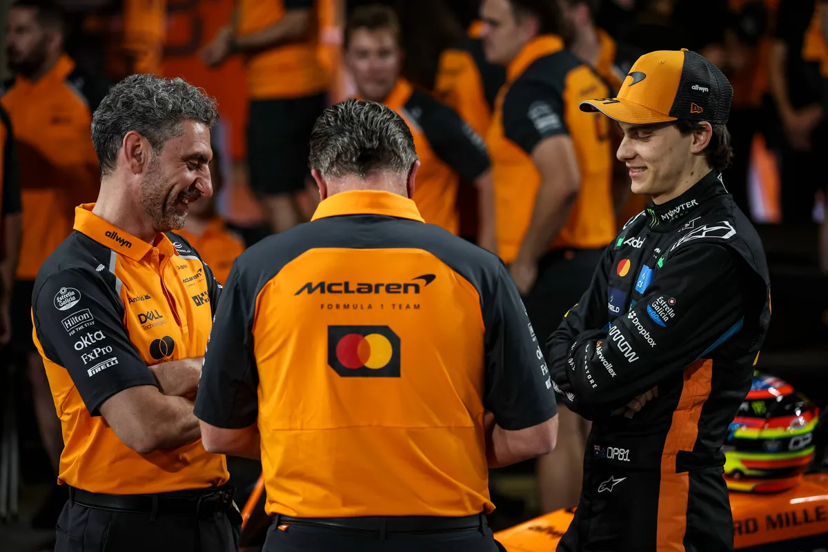 McLaren-coureur Oscar Piastri met teambaas Andrea Stella en CEO Zak Brown