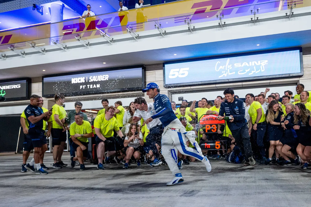Carlos Sainz en James Vowles na de derde plek van Sainz
