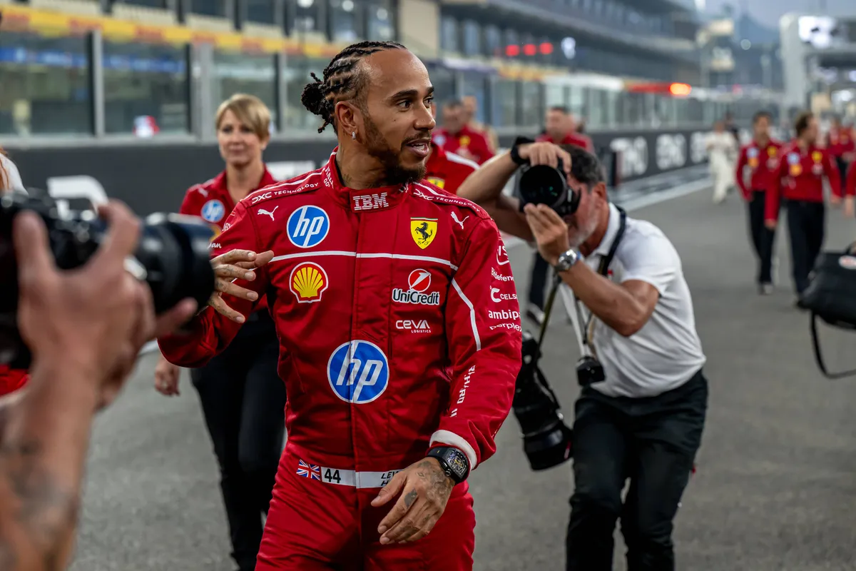 Ferrari-coureur Lewis Hamilton op de grid in Abu Dhabi