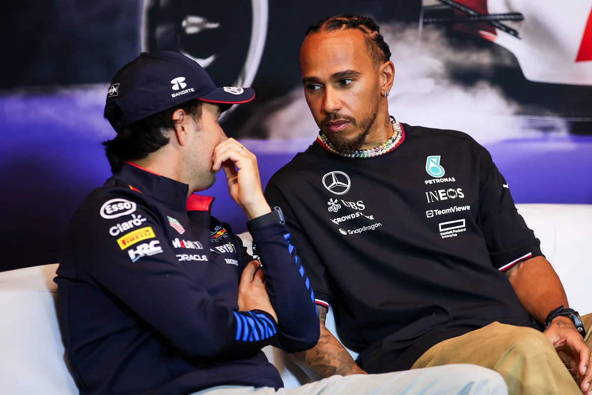 Formule 1-coureurs Sergio Pérez en Lewis Hamilton in de F1-persconferentie in 2024