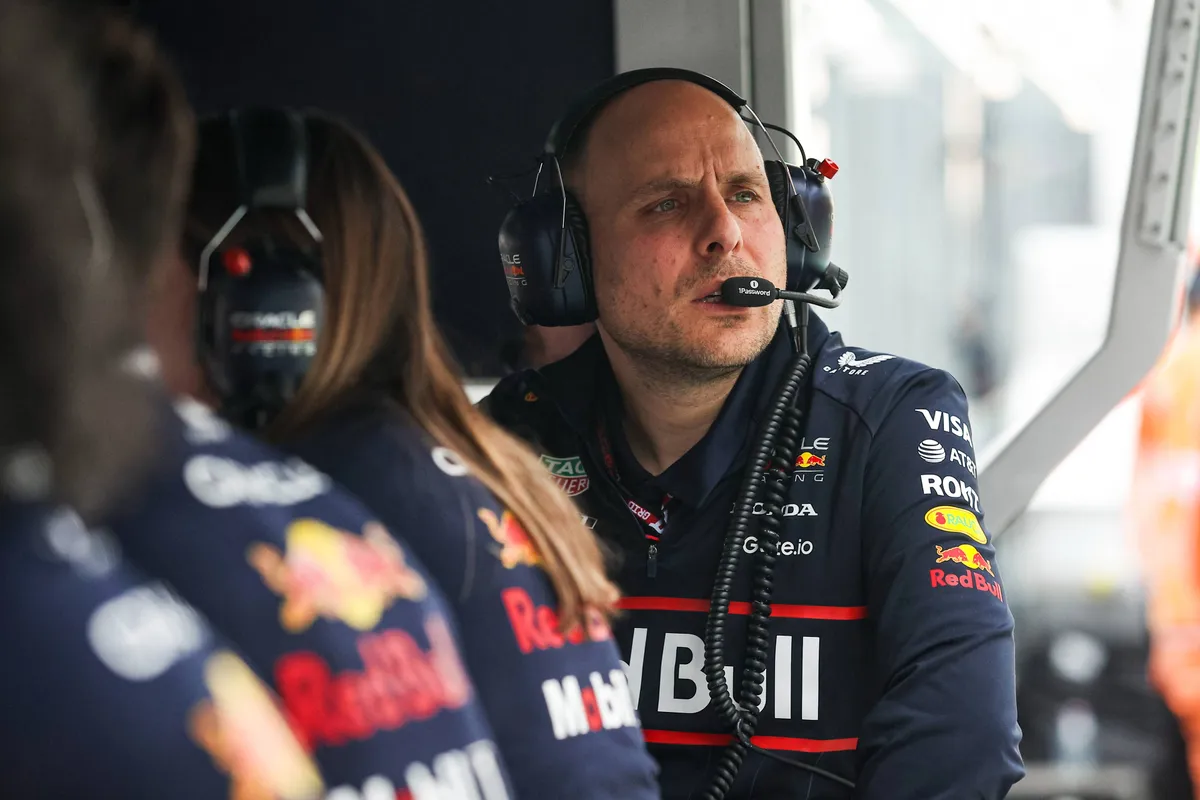Red Bulls Max Verstappen race-engineer Gianpiero Lambiase aan de pitmuur in Hongarije