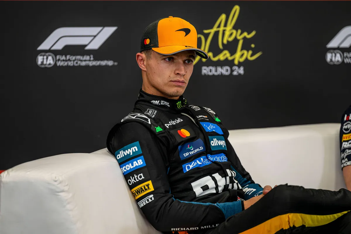 Lando Norris tijdens een interview in abu dhabi