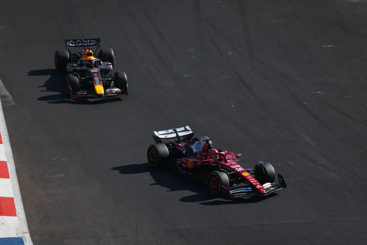Max Verstappen en Charles Leclerc tijdens GP Mexico 2025