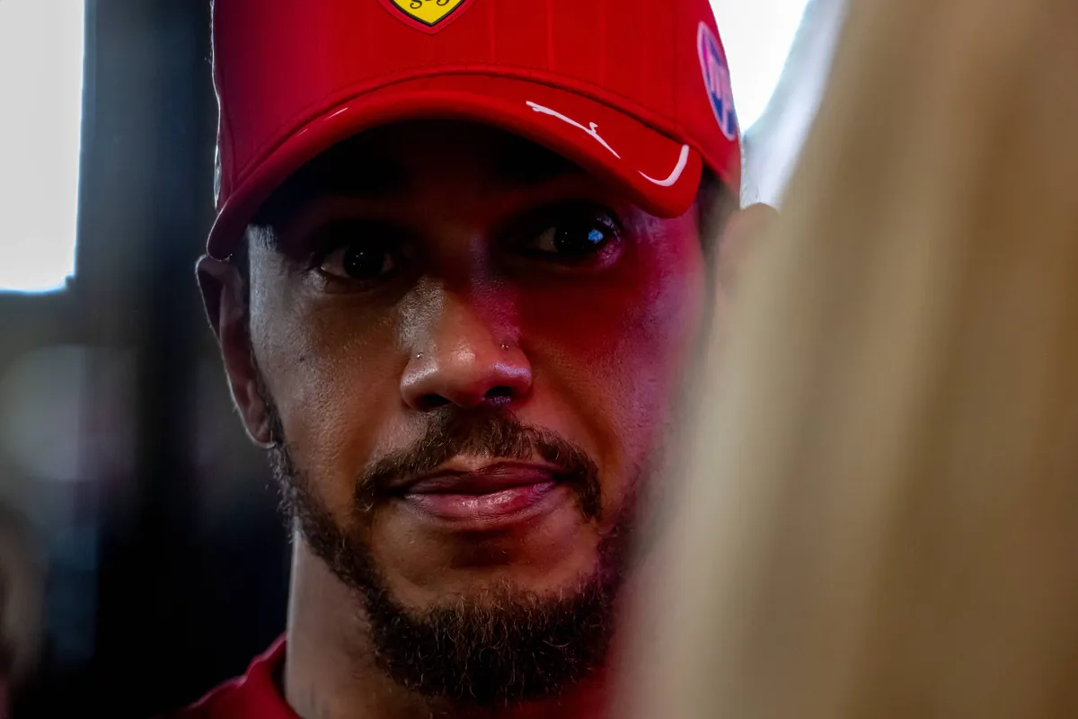 Lewis Hamilton tijdens persmoment in Qatar