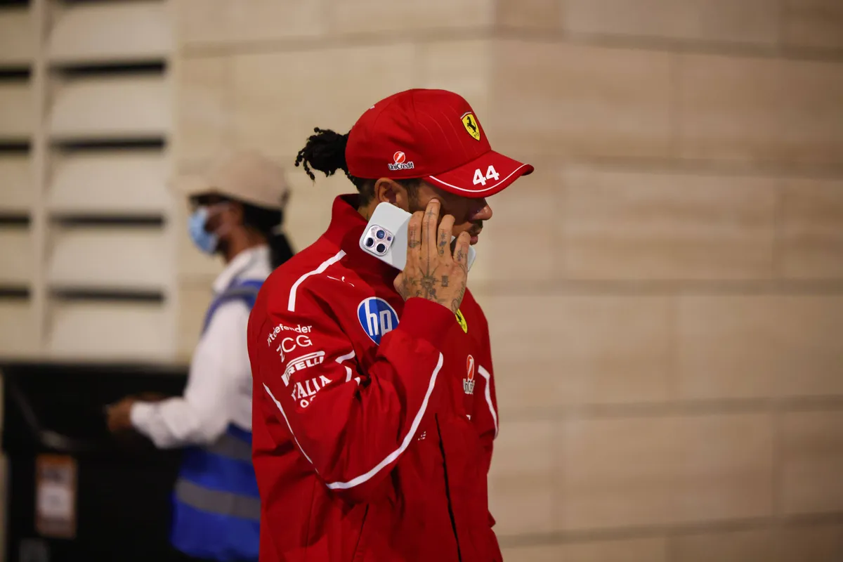Lewis Hamilton met telefoon