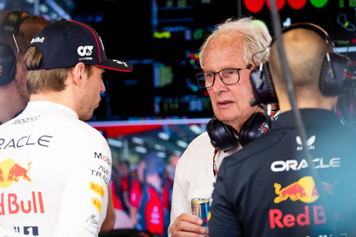 Red Bull Racing adviseur Helmut Marko met Max Verstappen in de garage in 2025