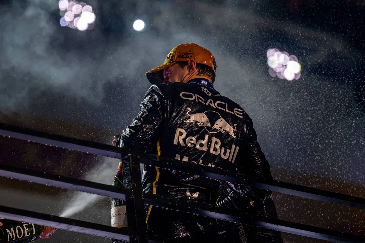 Max Verstappen voor Red Bull op het podium in Las Vegas in 2025