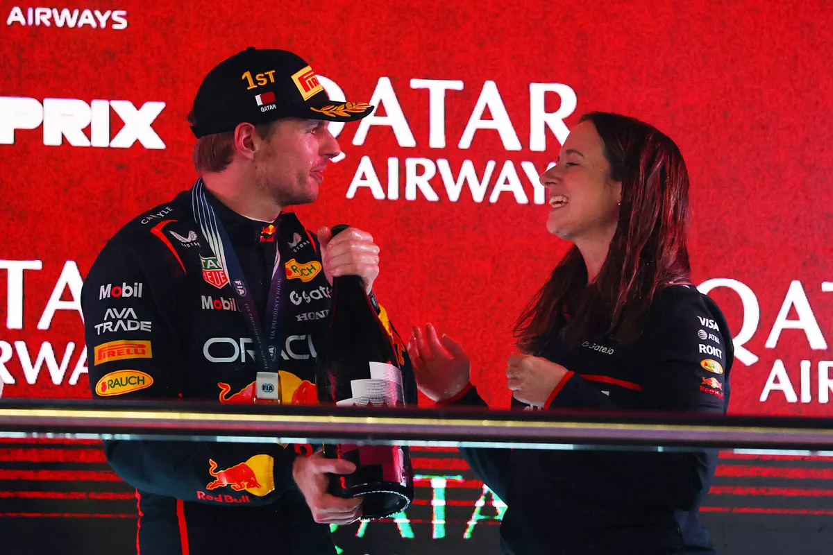 Red Bull-hoofdstrateeg Hannah Schmitz en Max Verstappen op het podium in Qatar