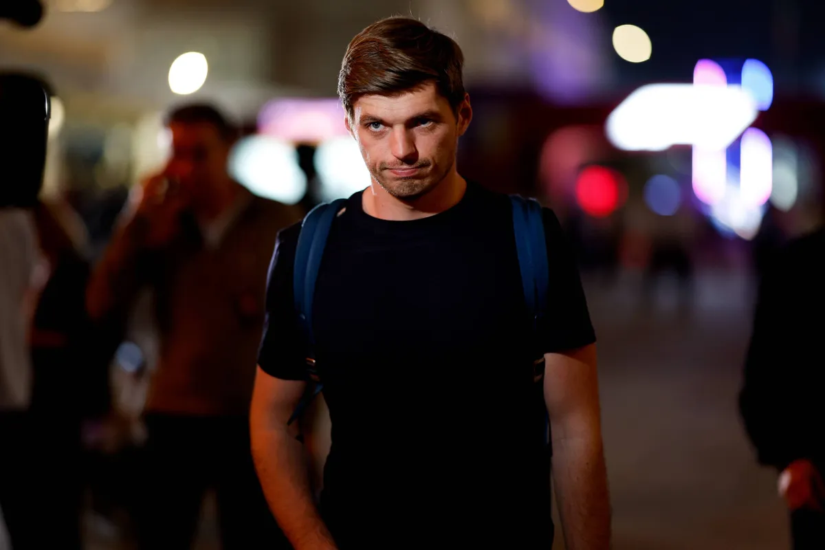 Max Verstappen loopt in de F1-paddock in Qatar