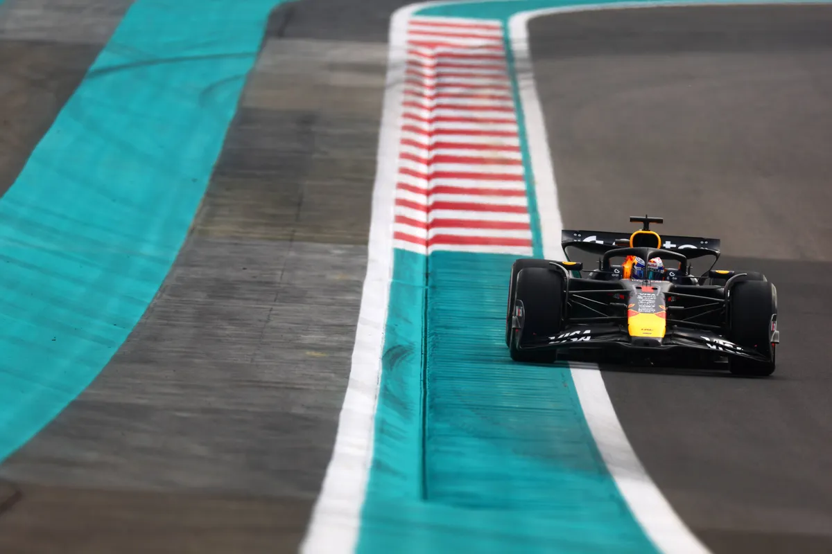 Max Verstappen tijdens VT1 in Abu Dhabi