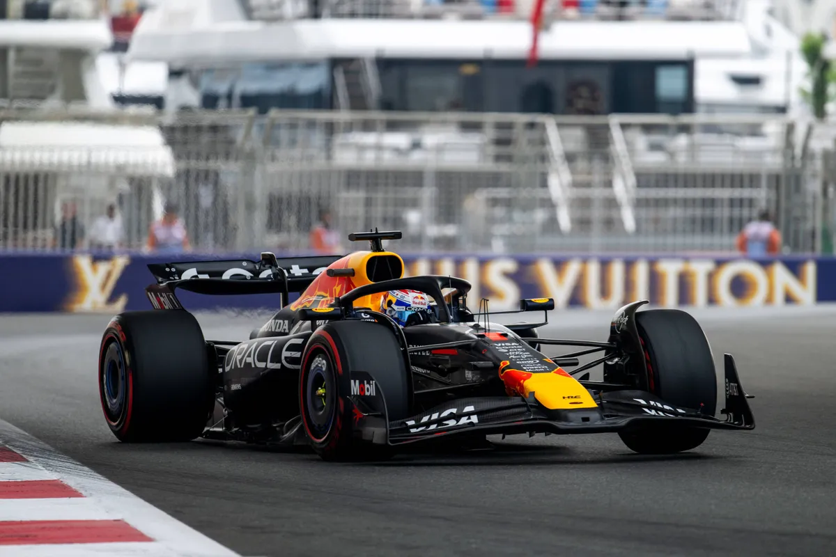 Max Verstappen tijdens training in Abu Dhabi