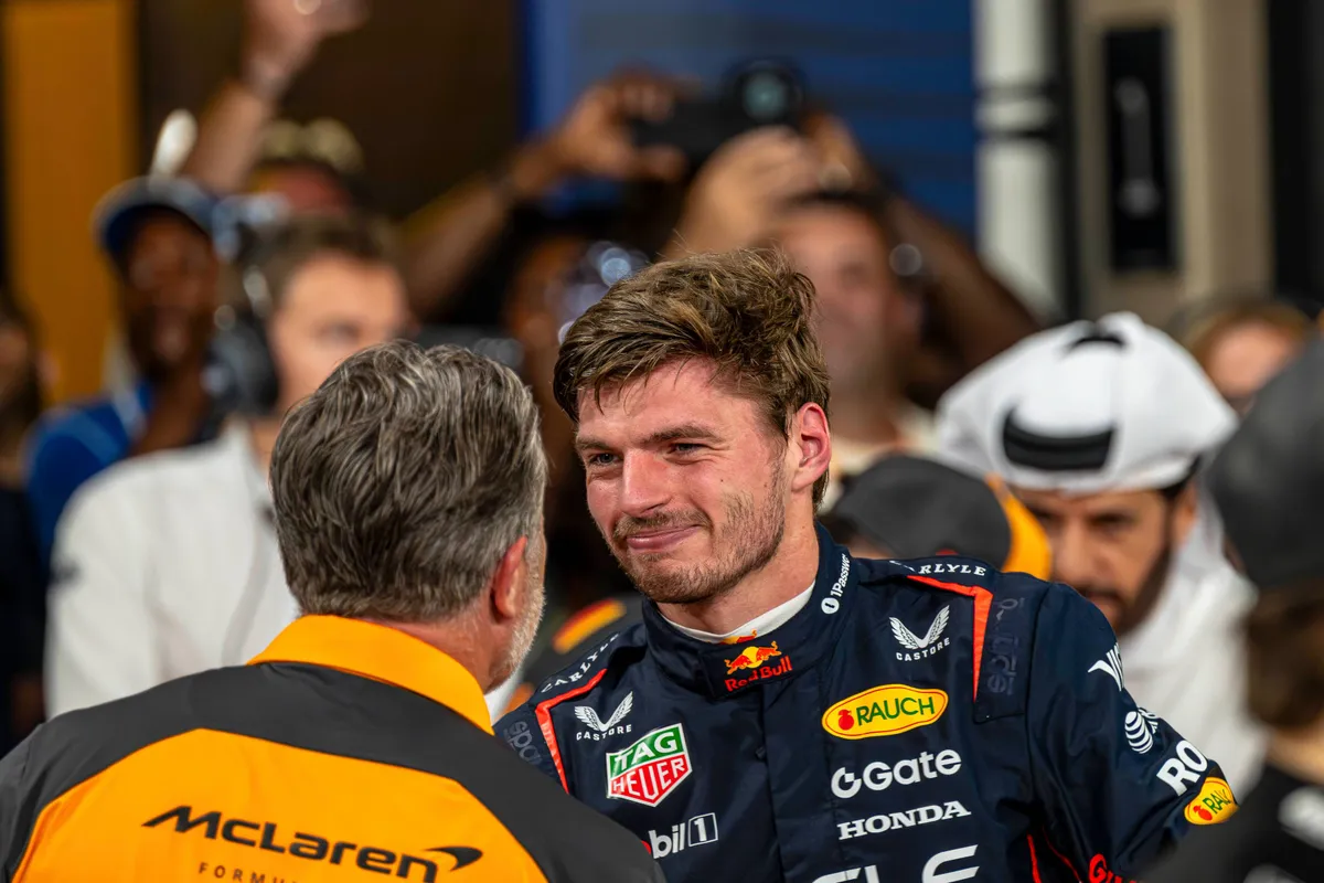 Max Verstappen schudt de hand van Zak Brown