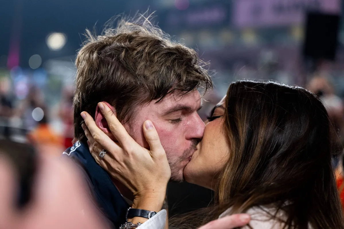 Max Verstappen zoenend met Kelly Piquet na de kwalificatie in Abu Dhabi