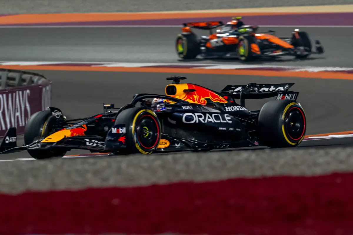 Max Verstappen en Lando Norris tijdens de race in Qatar
