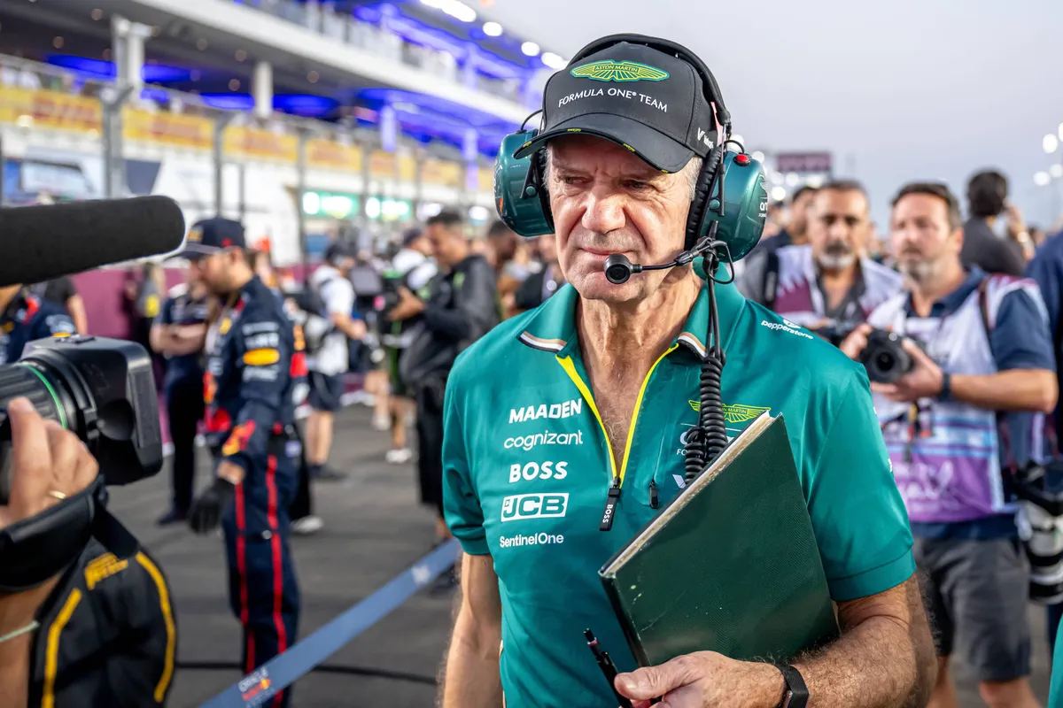 Adrian Newey voor Aston Martin op de F1-grid in Qatar
