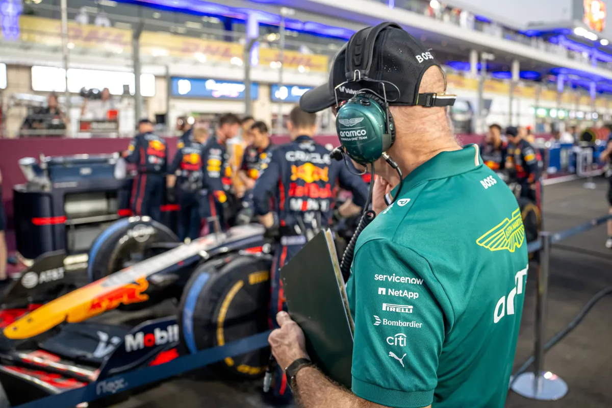 Adrian Newey inspecteert de Red Bull RB21 van Max Verstappen op de grid in Qatar