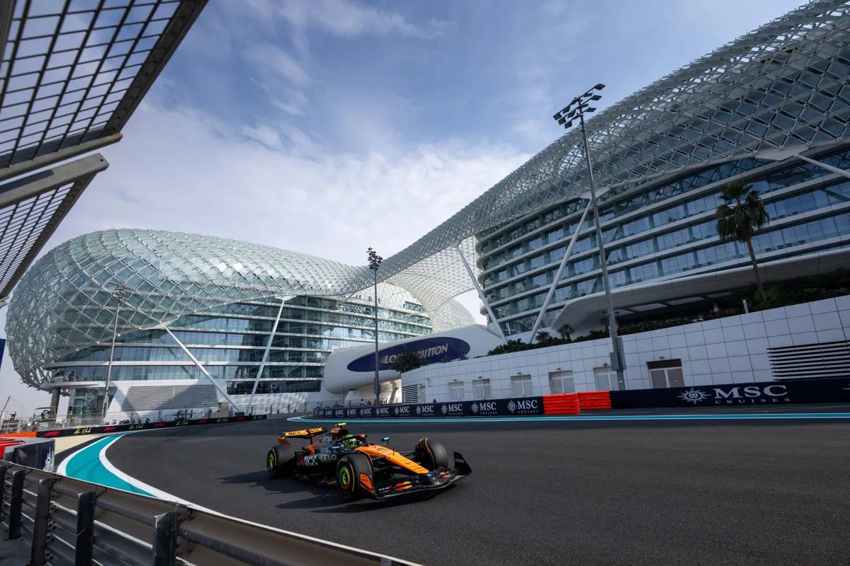 McLaren-coureur Lando Norris tijdens VT2 in Abu Dhabi