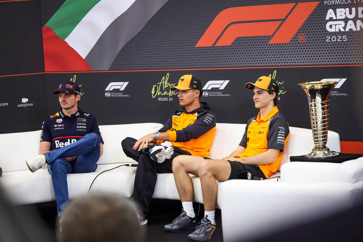 Max Verstappen tijdens de persconferentie in Abu Dhabi met Norris en Piastri