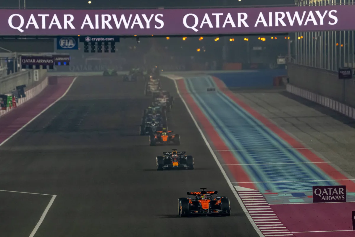 McLaren-coureur Oscar Piastri gaat aan de leiding van de GP van Qatar in 2025