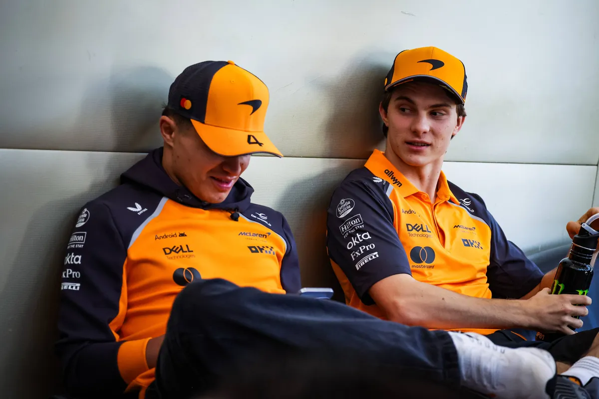 McLaren-coureurs Lando Norris en Oscar Piastri in Abu Dhabi