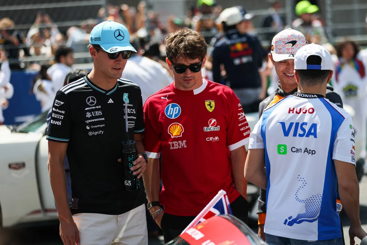 George Russell en Charles Leclerc op de F1-grid