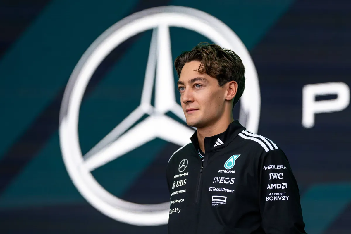 George Russell Mercedes Logo FIA F1 motor 2026