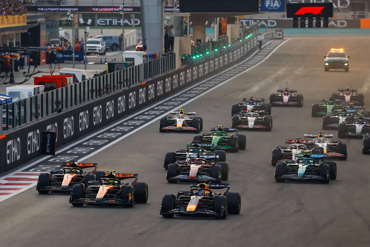 Start Race F1 GP Abu Dhabi Max Red Bull Racing McLaren