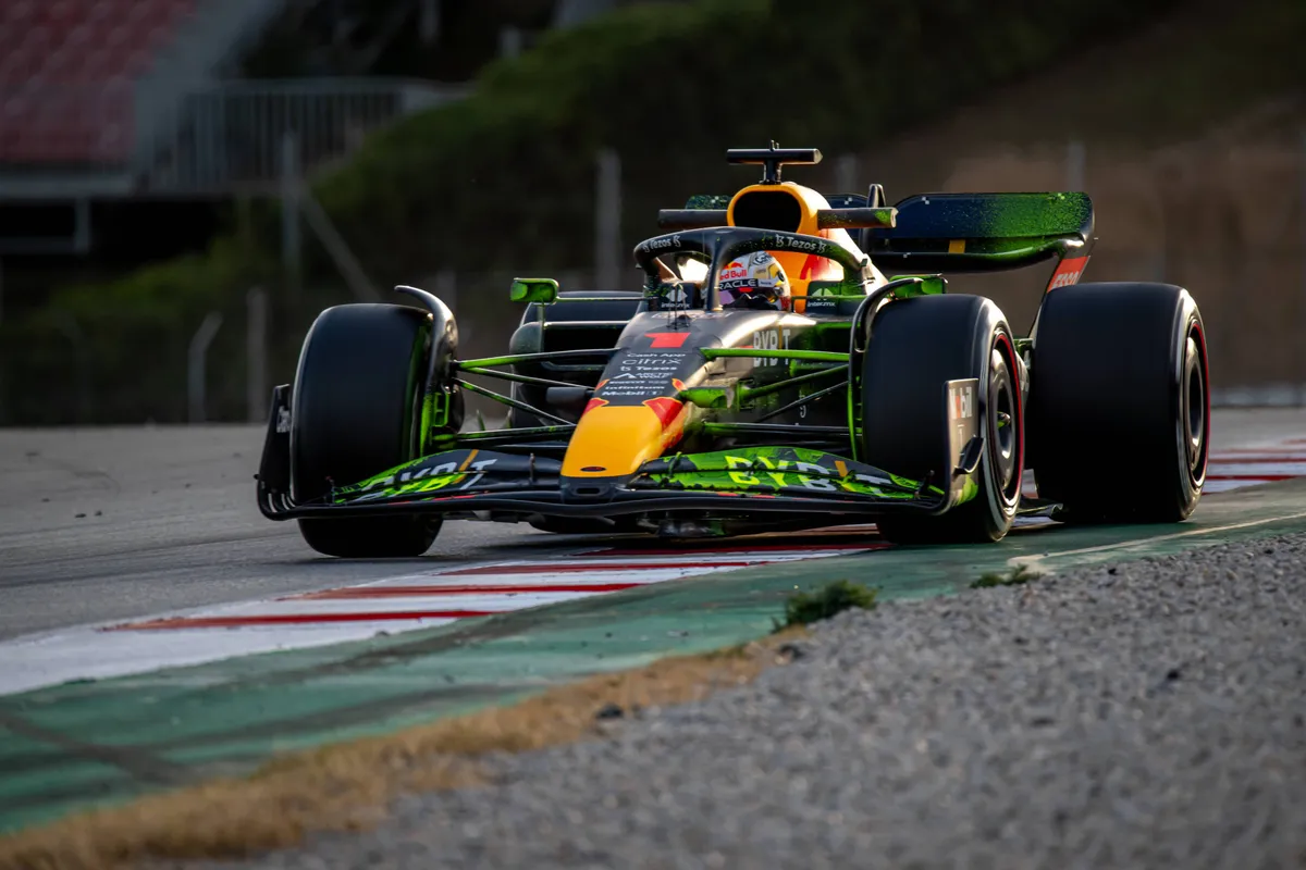 Red Bull Racing-coureur Max Verstappen tijdens de wintertest in Barcelona in 2022
