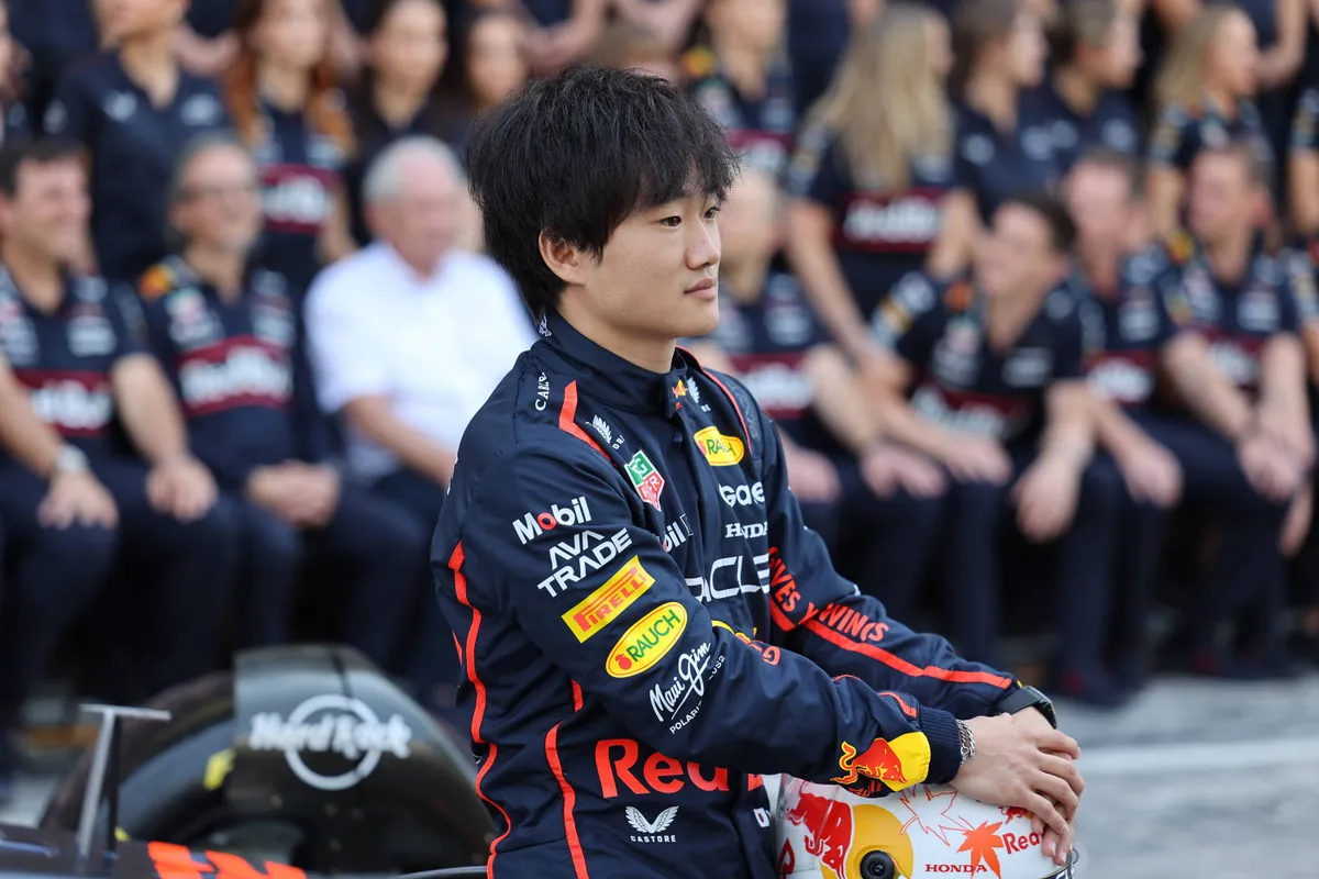 Yuki Tsunoda tijdens fotomoment Red Bull Racing in Abu Dhabi