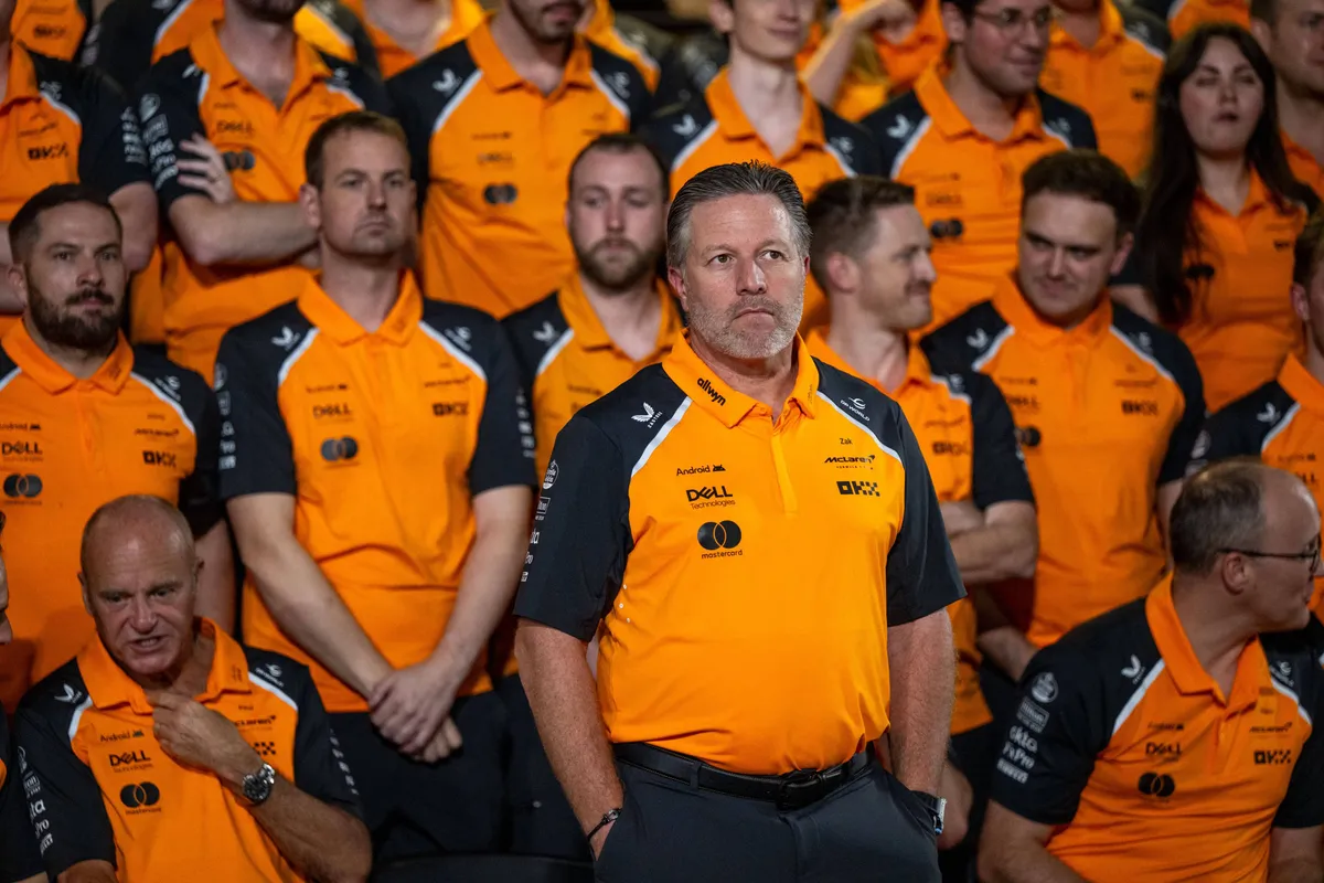 McLaren-baas Zak Brown bij de teamfoto's in Abu Dhabi