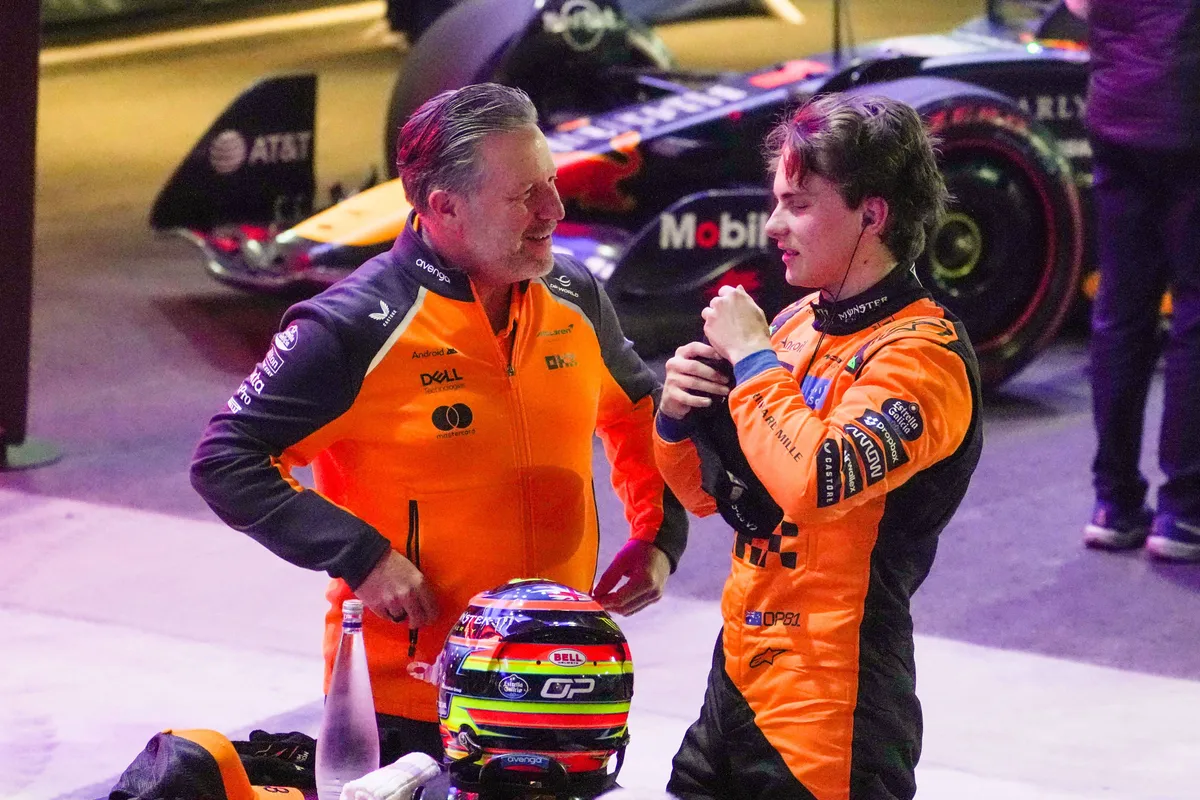 McLaren-baas Zak Brown met Oscar Piastri in Qatar