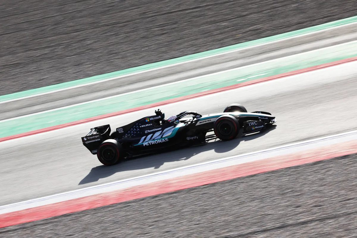 Mercedes-coureur Kimi Antonelli test zijn W17 tijdens de testdagen in Barcelona