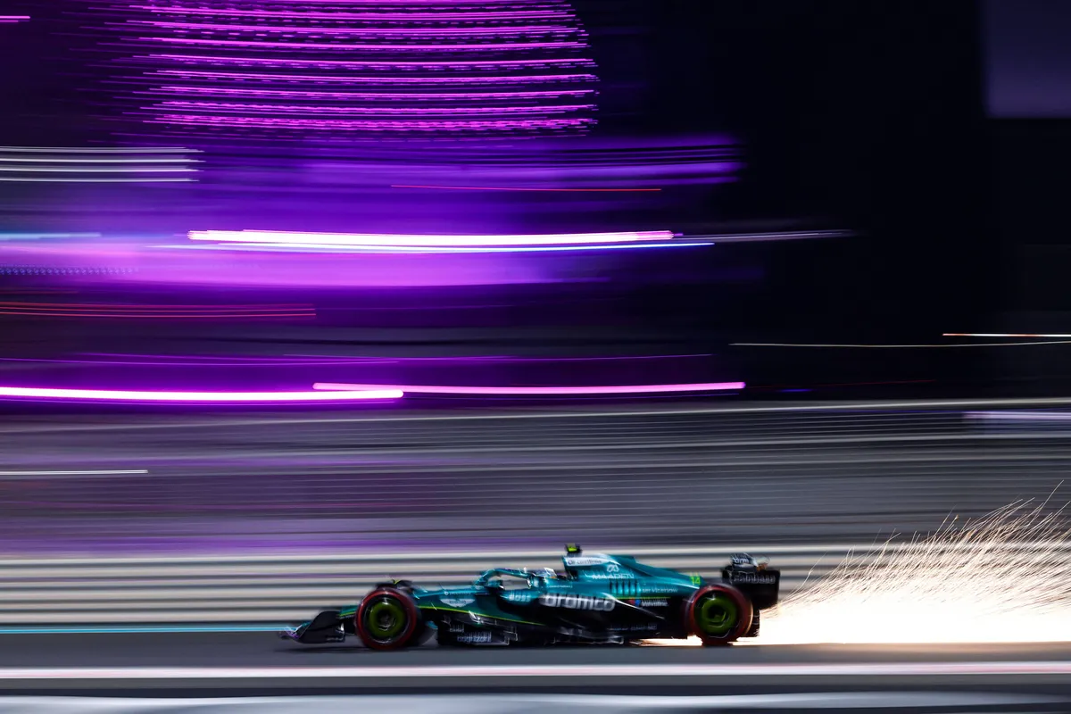 Fernando Alonso in de Aston Martin AMR25 in Abu Dhabi 2025