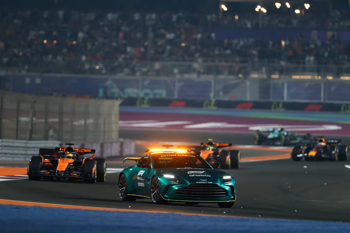 De Aston Martin safety-car in het 2025 F1-seizoen tijdens de race in Qatar